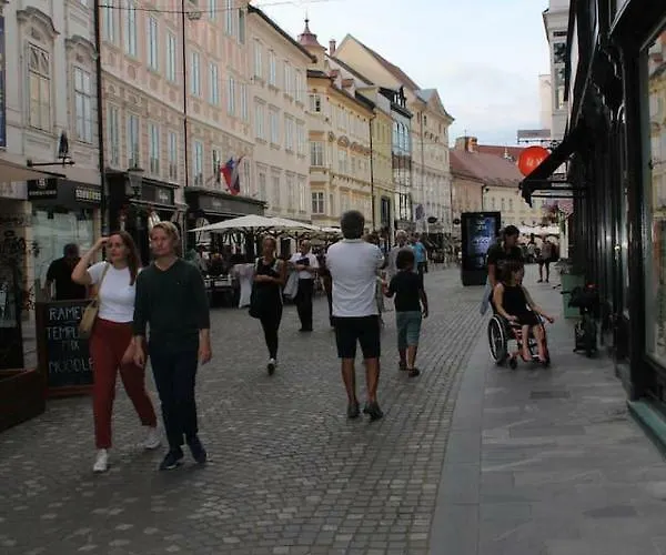 Lovely Old City-center Apartman *